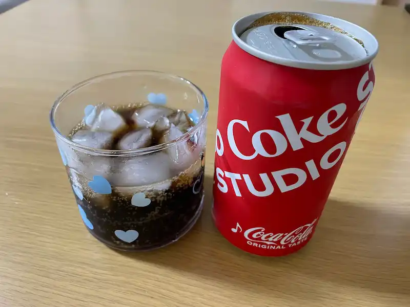 コーラに氷を入れて飲む画像