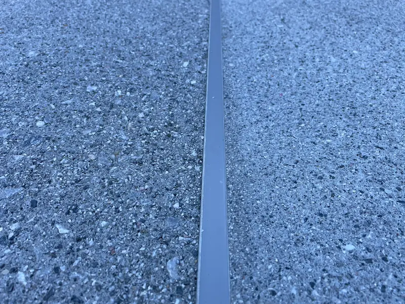 グレー色のコンクリート収縮目地