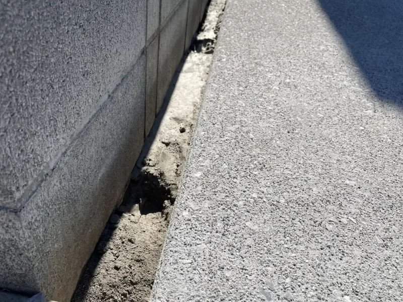 両サイドに採用した植栽スリット