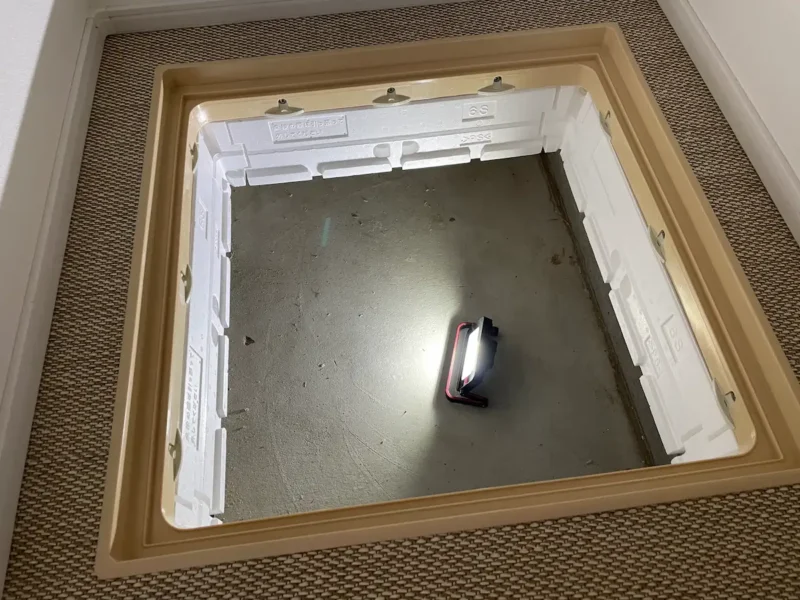 床下に入る様子