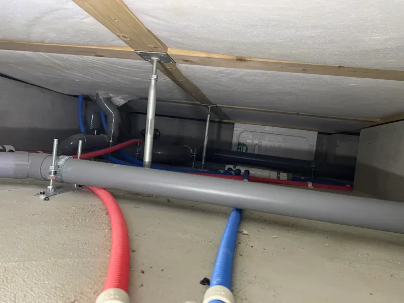 床下の配管の様子