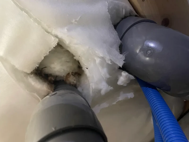 排水パイプによって生まれた断熱欠損