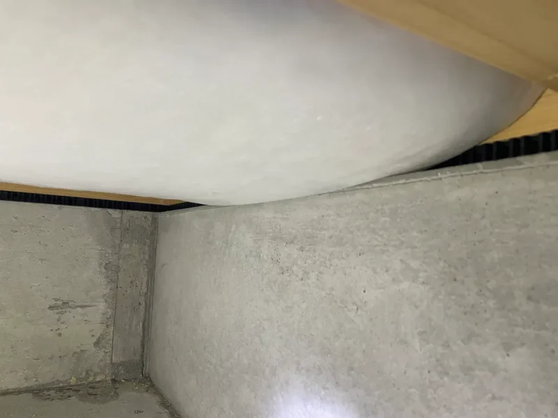 垂れ下がった断熱材