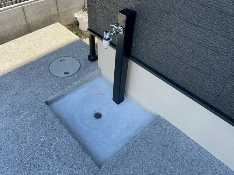 駐車場の土間コンクリートと一体化させた水受け