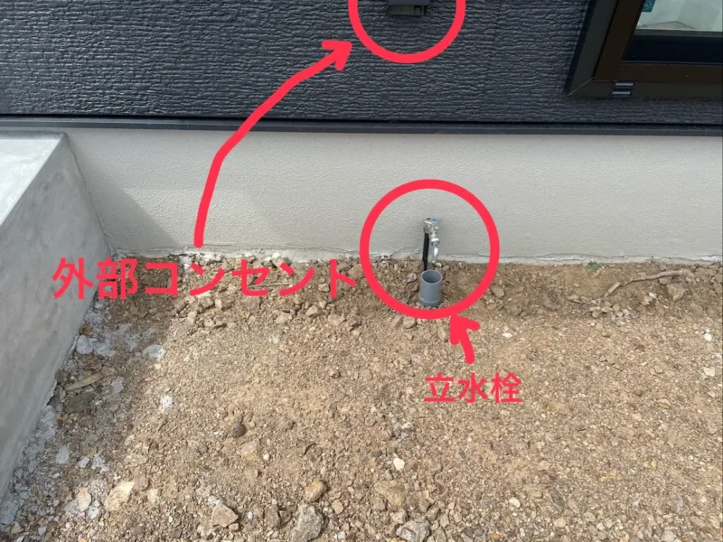 外部コンセントと重なった立水栓